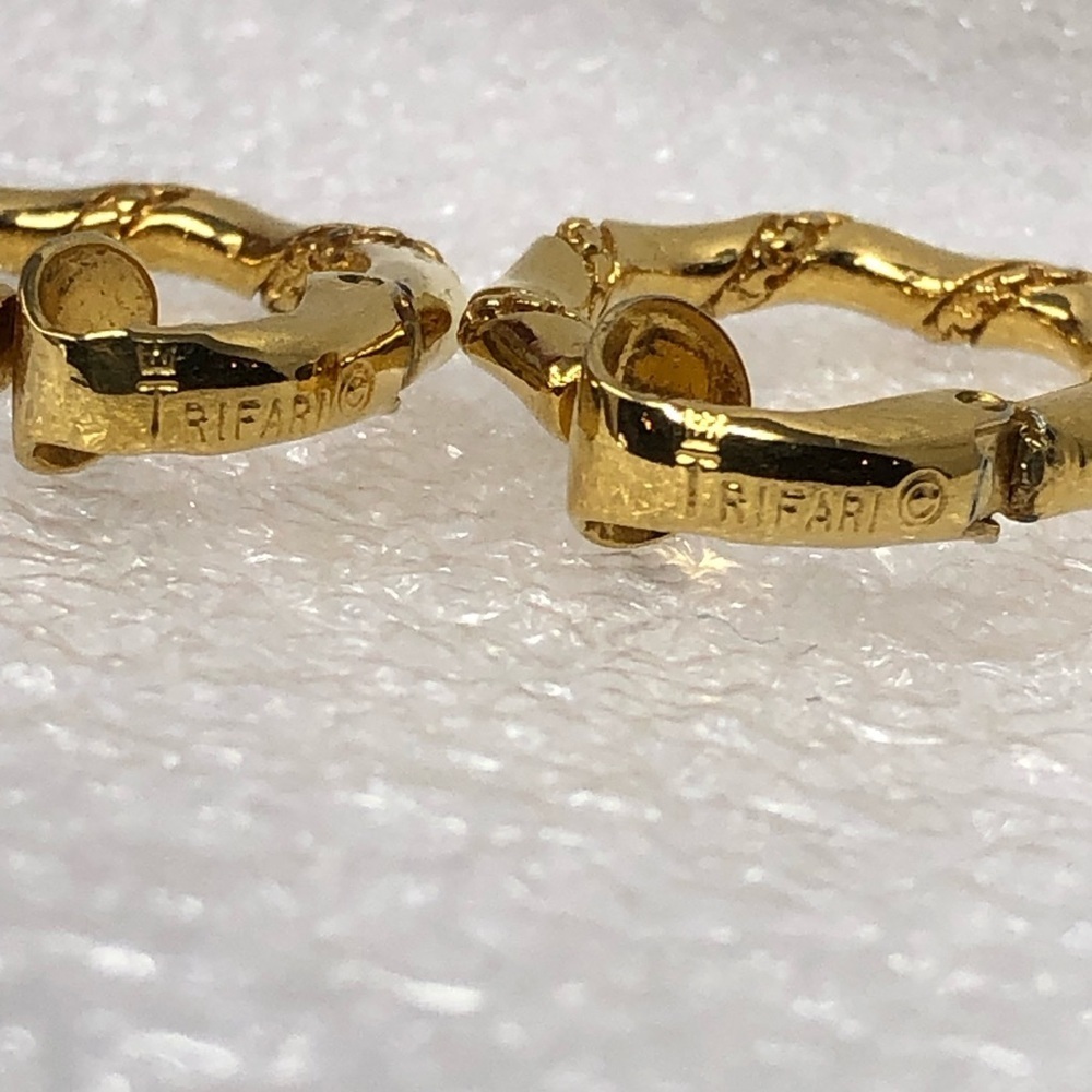 Vintage Crown Trifari Gold Tone Hoop Clip on Earrings - Picture 6 of 6